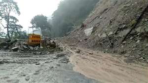 सिक्किम में भूस्खलन के कारण राष्ट्रीय राजमार्ग की स्थिति। जागरण फोटो।