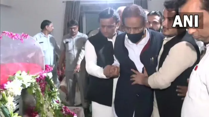 Mulayam Singh Yadav: सपा के वरिष्ठ नेता आजम खां भी अंतिम दर्शन करने पहुंचे।