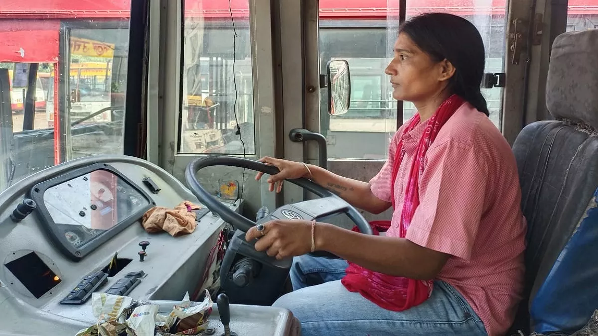 Ghaziabad: बिक गए घर और गहने, नहीं बची पति की जान; ट्रक चलाकर पाला परिवार, बनीं रोडवेज की पहली महिला बस चालक