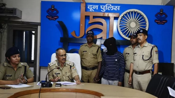 Dehradun News: देहरादून के विकासनगर में डंडे से सिर पर ताबड़तोड़ वार कर चौकीदार की हत्या की।