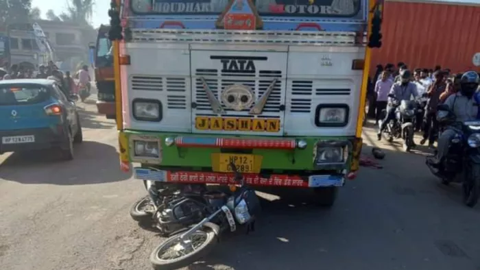 बददी-नालागढ़ मार्ग पर ट्रक की चपेट में आने से बाइक सवार पिता-पुत्री की मौत