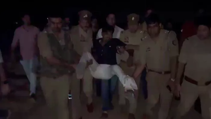 Agra News: स्कूल डकैती कांड में वांछित एक और बदमाश पुलिस मुठभेड़ में गिरफ्तार। वीडियो से ली तस्वीर।