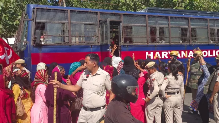 रोहतक में गृहमंत्री अमित शाह के दौरे से पहले प्रदर्शन करती हुई आशा वर्कर