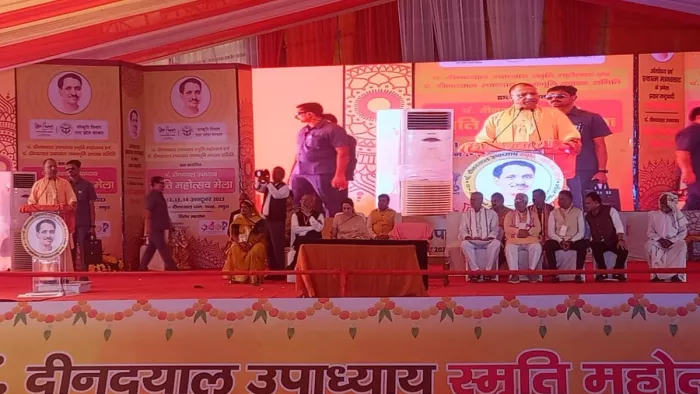 उत्तर प्रदेश के सीएम योगी आदित्यनाथ मथुरा के फरह में, तस्वीर सोर्स जागरण।