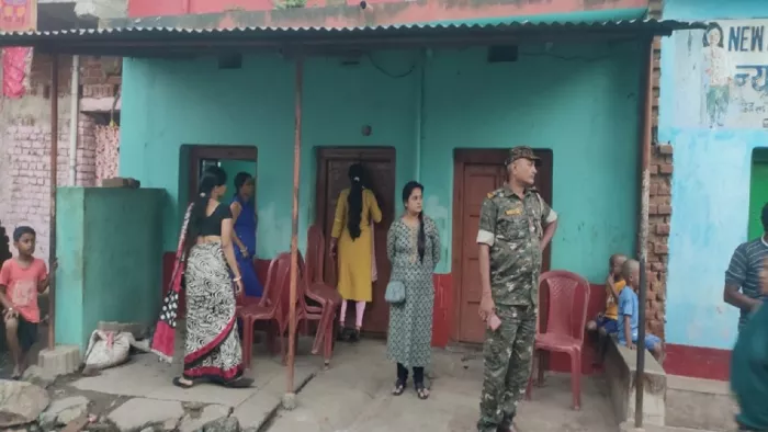 पीड़ित महिला को ससुराल में एंट्री दिलाने पहुंची पुलिस और पीड़ित महिला पिंकी देवी ससुराल का दरवाजा खुलवाते हुए।