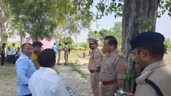 पुलिस ने खंडित प्रतिमा को हटवाकर नई प्रतिमा स्थापित करवाई