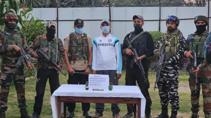 बारामुला में दो हथगोलों, अन्य समान व 40 हजार की नकदी के साथ TRF का आतंकी गिरफ्तार
