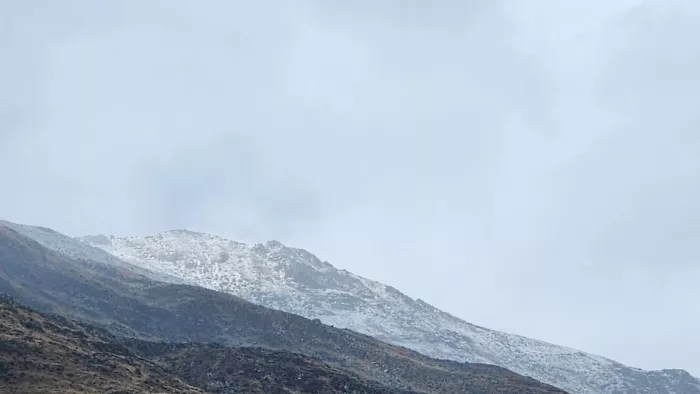 चोटियों पर हुई सीजन की पहली बर्फबारी
