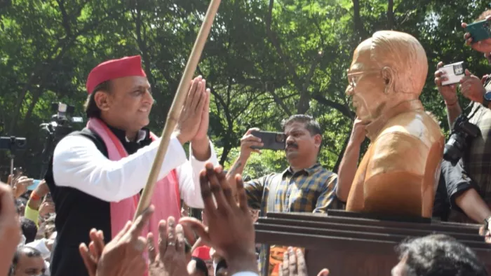 आवास के बाहर जेपी नारायण की प्रतिमा पर श्रद्धांजलि देते सपा प्रमुख अखिलेश यादव।