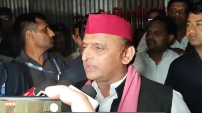 गुरुवार देर रात जेपीएनआईसी के गेट के बाहर पहुंचे अखिलेश यादव। सोशल मीडिया