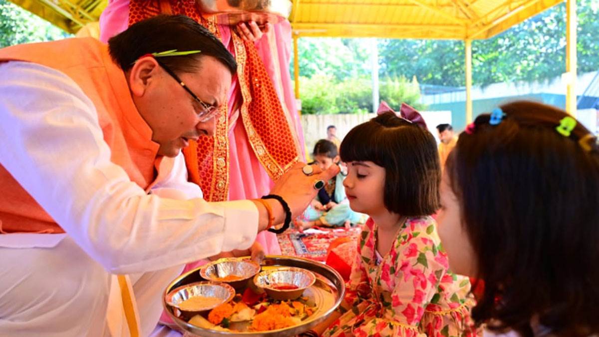 Navratri 2024: देवभूमि में घर-घर पूजी जा रहीं 'देवियां', मुख्‍यमंत्री धामी ने पत्‍नी संग किया पूजन - Navratri 2024 uttarakhand Celebrates kanya pujan CM Pushkar Singh Dhami Performs Puja ...