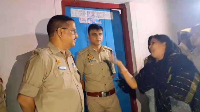 महिला की हत्या के बाद घटना की जानकारी लेते एएसपी दीपेंद्र नाथ चौधरी। जागरण