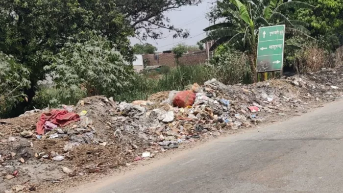 नाले का निर्माण कराया गया, लेकिन पानी की निकासी की व्यवस्था नहीं की गई। जागरण फोटो