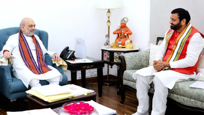 सीएम नायब सैनी गृहमंत्री अमित शाह से मुलाकात करते हुए