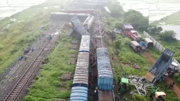 जानकारी के अनुसार बागमती एक्स्प्रेस ने खड़ी ट्रेन को टक्कर मारी है।