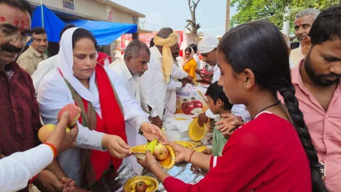 गालापुर में आयोजित फलाहार कार्यक्रम में फल वितरित करतीं डुमरियागंज विधायक सैयदा खातून।-जागरण