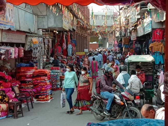दीवाली नजदीक आने से बाजार भी खुशी से गर्म
