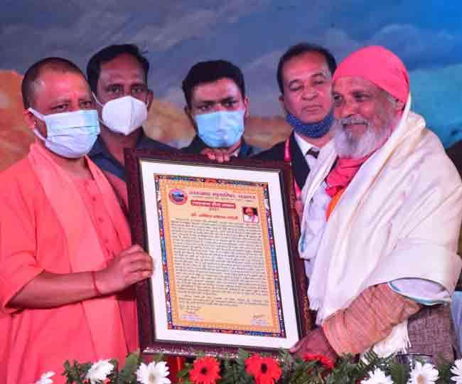 लखनऊ में पर्यावरणविद् डा. अनिल प्रकाश जोशी को उत्तराखंड गौरव सम्मान से ...