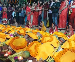 Jharkhand News सिमडेगा में छठ पूजा करते व्रती। जागरण