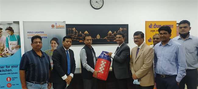 commissioner launches indianoil new era of composite cylinders in varanasi
