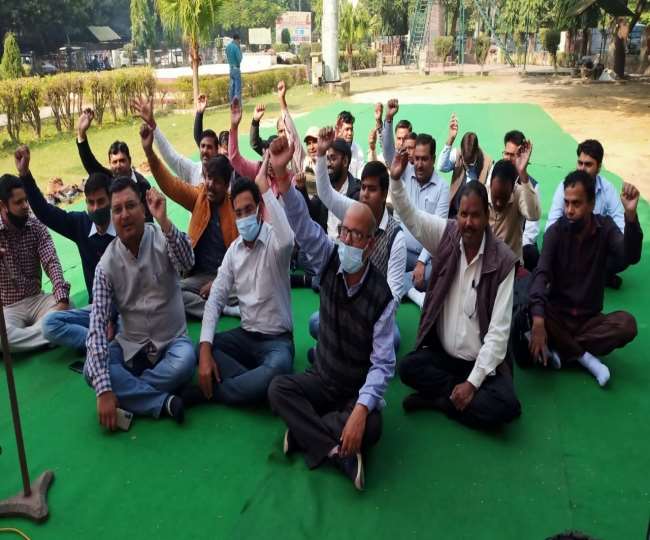 diploma engineers of irrigation department demonstrated in meerut will protest outside the superintending engineers office tomorrow