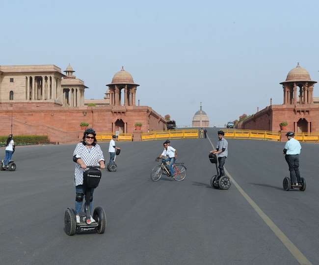 इलेक्ट्रिक गाड़ियों की ब्रिक्री बढ़ाने और पेट्रोल-डीजल के विकल्पों पर ध्यान देने के साथ इलेक्ट्रिक सड़कें भी बनाई जाएगी।