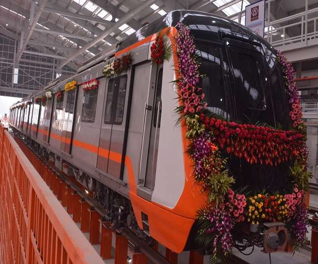 Kanpur Metro Fare : कानपुर में राजकीय पालीटेक्निक डिपो पर खड़ी मेट्रो।