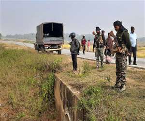 Jharkhand News, Khunti Accident News दुर्घटना मरचा-रनिया मुख्य पथ पर तुरीगढा गांव के पास बुधवार रात 10 बजे हुई।