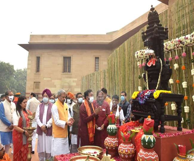मूर्ति को उत्तर प्रदेश में काशी विश्वनाथ मंदिर में 15 नवंबर को स्थापित किया जाएगा