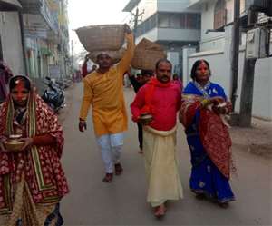 Jharkhand News, Palamu Chhath Puja समाजसेव‍ियों ने व्रतियों को फल, दूध, अगरबत्ती, दातून आदि पूजन सामग्रियों का वितरण किया।
