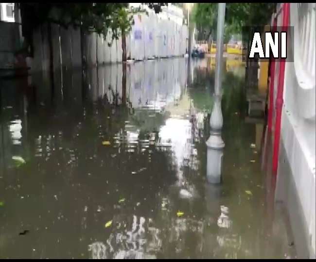 तमिलनाडु और पुडुचेरी में भारी बारिश से आम जनजीवन प्रभावित, सड़कों पर भरा पानी