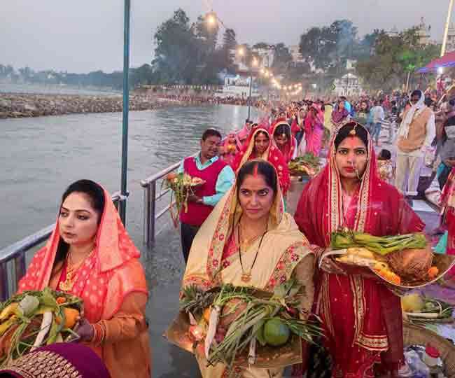 women performed chhath puja 2021 with arghya to rising sun at rishikesh