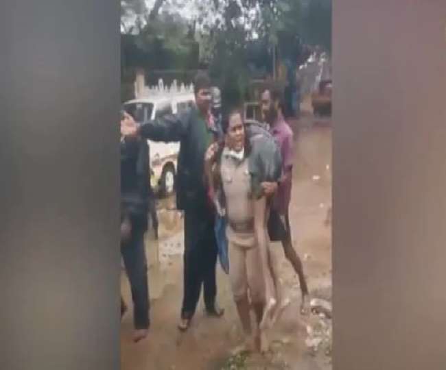 बेहोश आदमी को कंधे पर लिए हो चेन्नई में महिला पुलिस इंस्पेक्टर राजेश्वरी