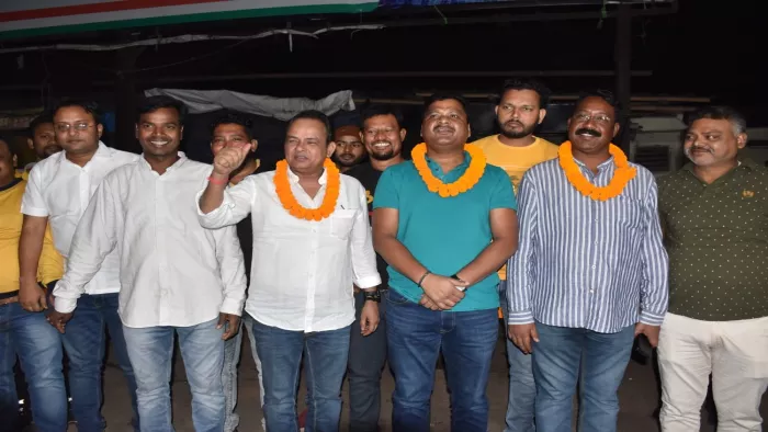 जमशेदपुर पहुंचने पर कांग्रेसियों ने किया विधायक इरफान, राजेश कच्छप व नमन विक्सल का स्वागत।