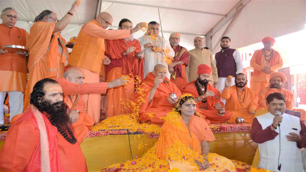 Haridwar News साध्वी शक्ति पुरी बनीं निरंजनी अखाड़े की महामंडलेश्वर Haridwar News saadhvi