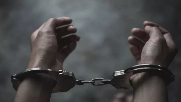 तीन-तीन हत्याओं को अंजाम देने वाला बदमाश गिरफ्तार