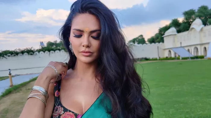 Esha Gupta On Delhi Pollution: ईशा गुप्ता ने दिल्ली के प्रदुषण पर दुख जताया है।