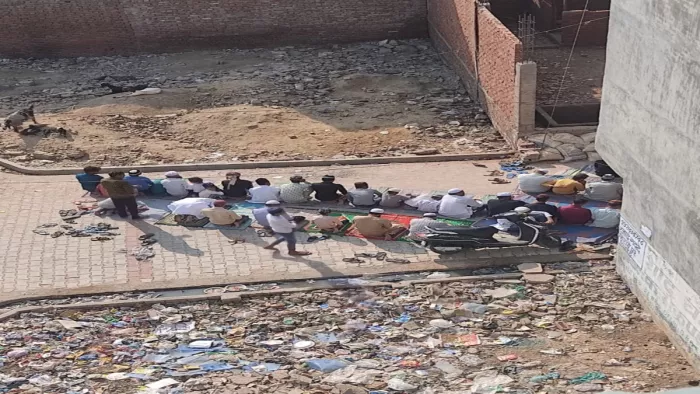 Ghaziabad Jumma Namaz: मस्जिद के इमाम मोहम्मद नाजिर हुसैन के खिलाफ अतिक्रमण करने की धारा में रिपोर्ट दर्ज हुई थी।
