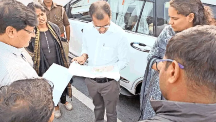 रजवटिया में इंटीग्रेटेड सेंटर का नक्शा देखते डीएम प्रेम रंजन। -जागरण