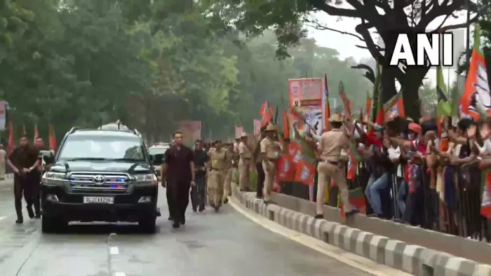 पीएम मोदी ने बीच रास्ते रुकवा दी कार। (Photo ANI)