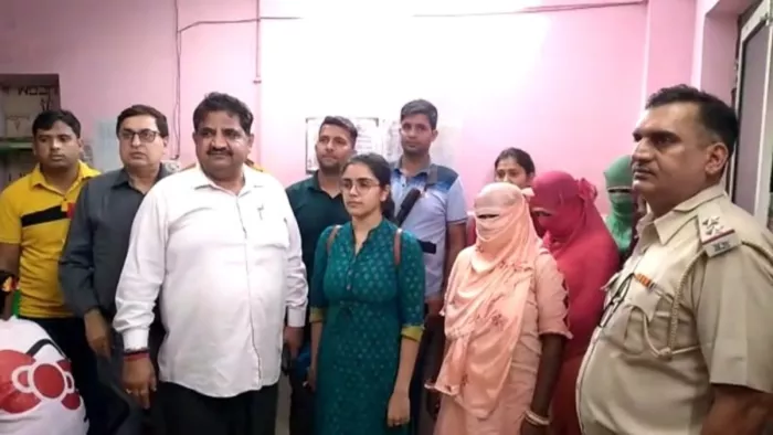 बुलंदशहर के भटौना गांव में हरियाणा की टीम ने छापेमारी कर आरोपितों को पकड़ा