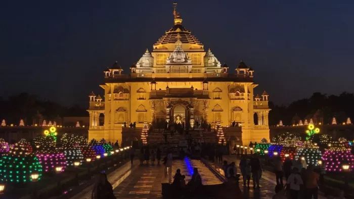 अक्षरधाम मंदिर परिसर में जलाए गए दस हजार से अधिक दीये।