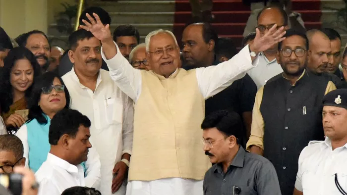 शीतकालीन सत्र के अंतिम दिन मुख्यमंत्री नीतीश कुमार ने अपने मंत्री एवं विधायकों का अभिवादन स्वीकार किया। जागरण