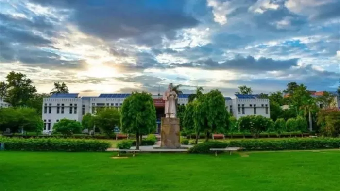 गलत दवा ने छीन ली थी आखों की रोशनी, आज जामिया मिलिया इस्लामिया में बच्चों को पढ़ा रहे कानून