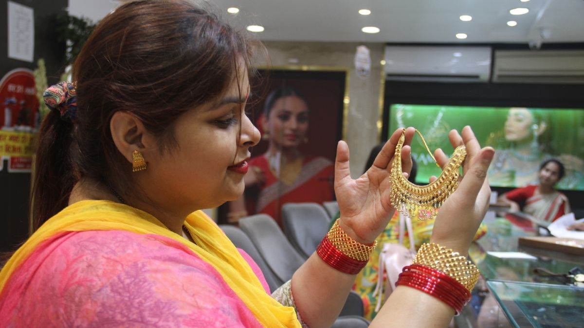 https://www.jagranimages.com/images/newimg/11112023/11_11_2023-dhanteras_4_23578110.jpg