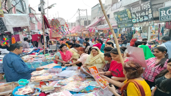 फतेहाबाद: बाजार में खरीददारी करते हुए ग्राहक।