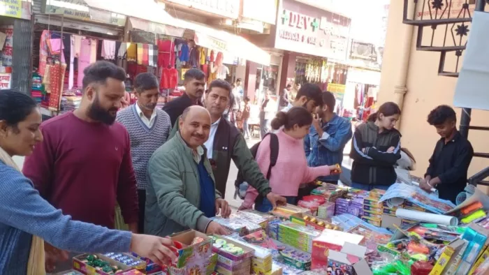 दिवाली को लेकर हिमाचल प्रदेश के बाजार हुए गुलजार