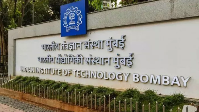 आईआईटी बॉम्बे के बाहर छात्रों का विरोध प्रदर्शन
