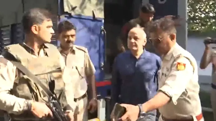 मनीष सिसोदिया पत्नी से मिलने पहुंचे घर। एएनआई