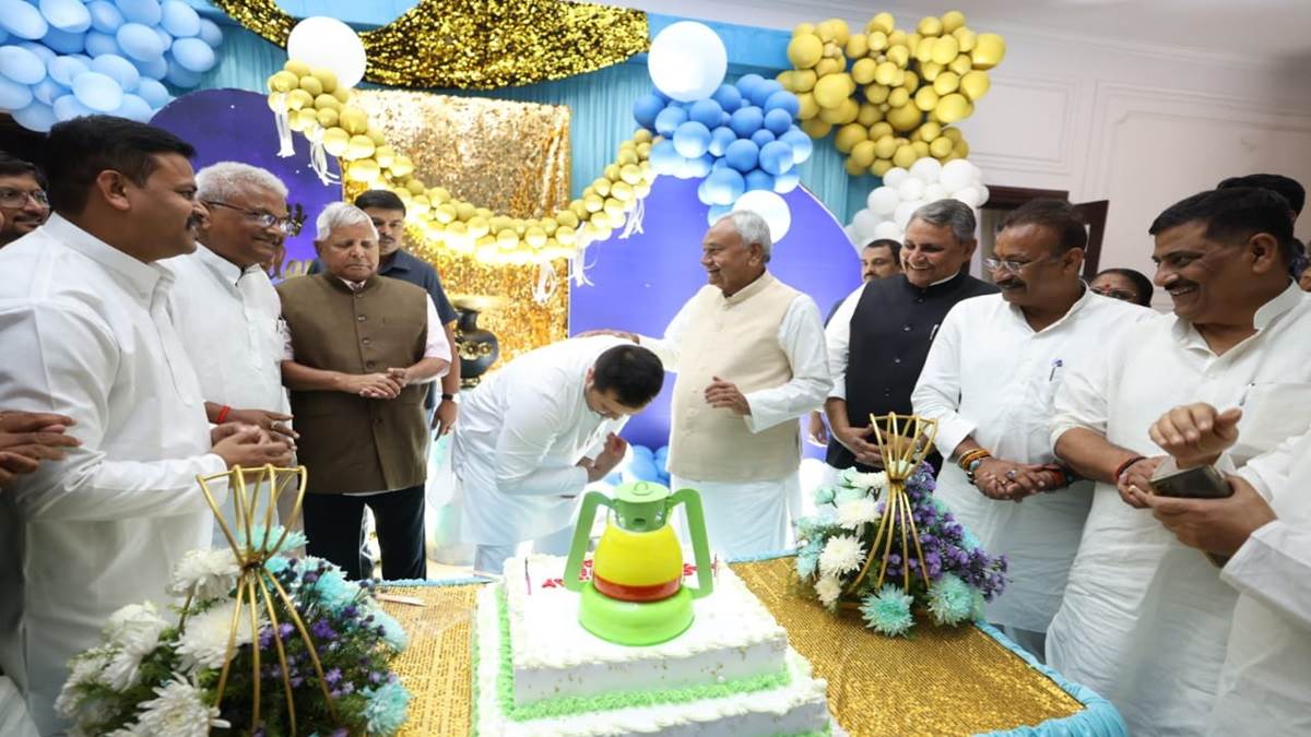 tejashwi yadav hosted a banquet on the occasion of his birthday photos these veteran leaders participated